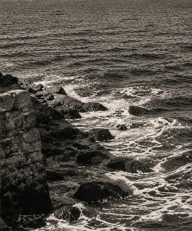 La côte rocheuse marseillaise face à la mer, photographie en noir et blanc